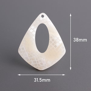 May include: White, oval-shaped pendant with a textured surface. The pendant measures 38 mm in height and 31.5 mm in width.