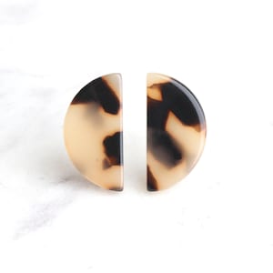 4 Blonde Tortoise Shell Half Moon Shapes 20x10 mm, Faux Turtle Shell Cellulose Acetate Earrings Tortoise Cabs Pale Yellow Beads LAK006-20-BT