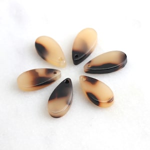 4 Blonde Tortoise Shell Teardrop Charm 7x14mm, Tiny Teardrop Beads Tortoiseshell Lucite Raindrop Bead Jewellery Making Supplies TD001-14-BT