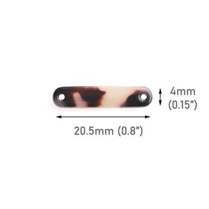 Könnte beinhalten: Eine rechteckige Perle mit Schildpattmuster und zwei Löchern. Die Perle ist 20,5 mm lang und 4 mm breit. Das Farbmuster ist eine Mischung aus Braun, Schwarz und Creme.