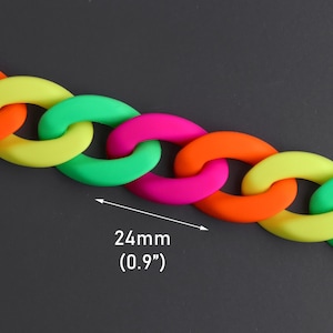 以下が含まれることがあります： 明るい蛍光色のプラスチック製のリンクでできたチェーン。各リンクは直径24mm（0.9インチ）です。チェーンはオレンジ、イエロー、グリーン、ピンク、オレンジの交互の色で作られています。