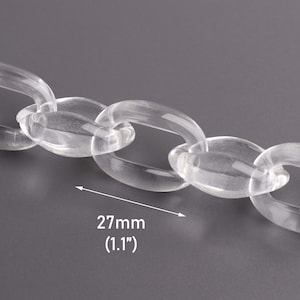 Op de afbeelding: Transparante plastic ketting met ovale schakels, 27 mm (1,1 inch) lang.