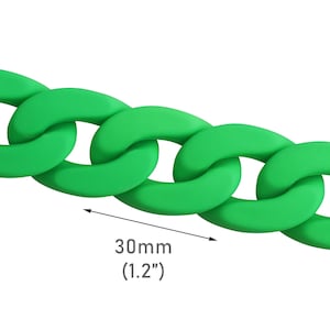 以下が含まれることがあります： 明るい緑色の楕円形のリンクが付いたチェーンのクローズアップ。チェーンリンクの幅は30mmです。チェーンは白い背景に配置されています。