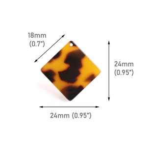 Könnte beinhalten: Ein quadratischer Anhänger aus braunem und gelbem Schildpatt mit einem Loch oben. Der Anhänger misst 2,4 cm x 2,4 cm.