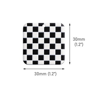 Puede incluir: Una baldosa cuadrada de color blanco y negro que mide 30 mm por 30 mm.