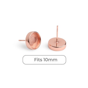 Può includere: Componenti per orecchini a bottone color oro rosa. Un orecchino ha un'incastonatura a forma di coppa e l'altro un perno. Il testo "Fits 10mm" è visualizzato in un riquadro bianco.