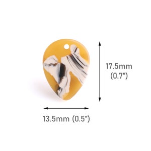 Könnte beinhalten: Ein gelber und weißer Gitarrenplektrum mit einem Wirbelmuster. Der Plektrum ist 17,5 mm hoch und 13,5 mm breit.