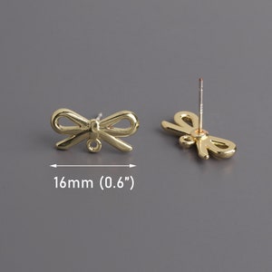 Puede incluir: Pendientes de botón dorados en forma de lazo con poste y bucle en la parte posterior. Los pendientes miden 16 mm (0,6 pulgadas) de diámetro.