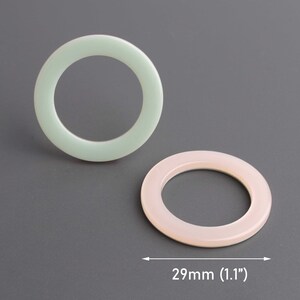 Puede incluir: Dos anillos de plástico, uno verde claro y otro rosa claro, con un diámetro de 29 mm (1,1 pulgadas).