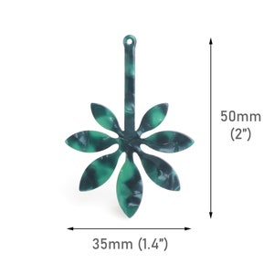 Könnte beinhalten: Grüner und schwarzer marmorierter Plastik-Blatt-Anhänger mit einem Loch oben zum Aufhängen. Der Anhänger ist 50 mm hoch und 35 mm breit.