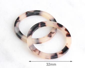 2 White Tortoise Shell Ring Pendants, 32mm Connectors, Blonde Tortoise Hoops, Lucite Plastic Link, Large Circle Outline Bead, RG047-32-WT