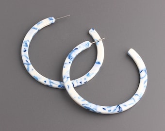 Aros azules y blancos, 1 par, pendientes de aro de carey, piezas para joyería de estilo chinoiserie, pendientes de aro de resina de 2 pulgadas, EAR074-50-WU01