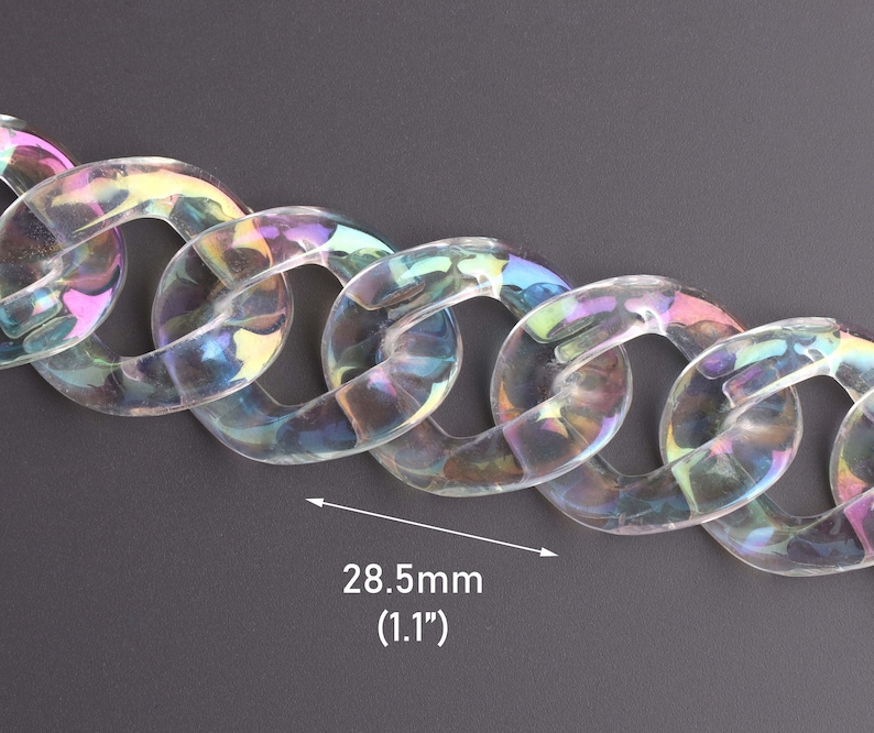 May include: A close-up of a iridescent clear plastic chain with a measurement of 28.5mm (1.1").