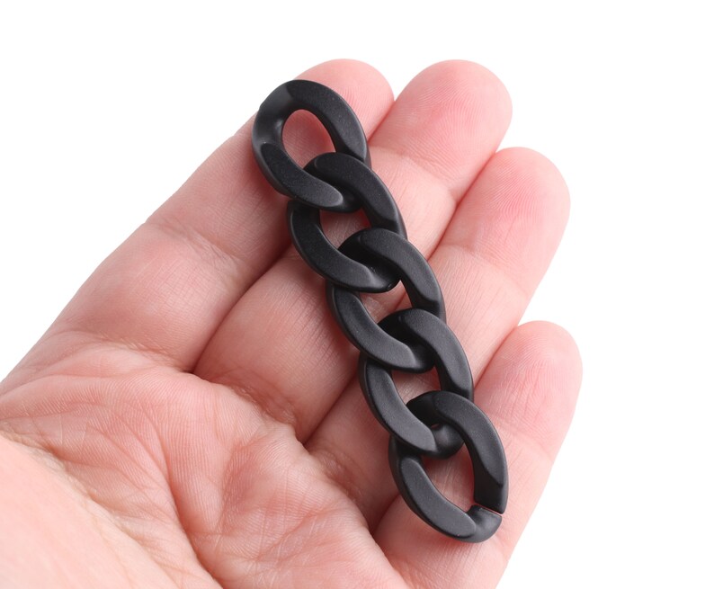 May include: A black chain link with a matte finish. The chain is made of a durable material and has a classic design.