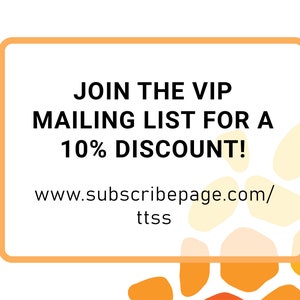 Op de afbeelding: Oranje en gele abstracte vormen met een wit rechthoek in het midden. De rechthoek bevat de tekst "Join the VIP Mailing List for a 10% Discount!" en het websiteadres "www.subscribepage.com/ttss".
