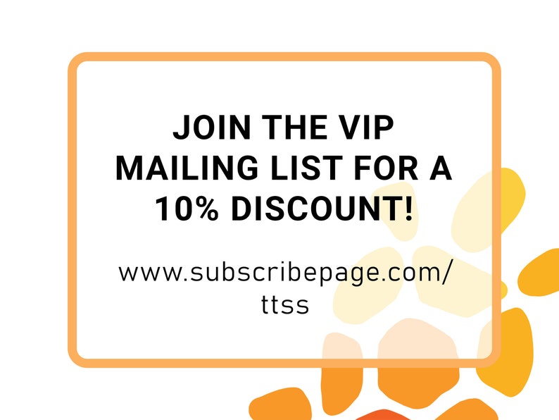 Op de afbeelding: Oranje en gele abstracte vormen met een wit rechthoek in het midden. De rechthoek bevat de tekst "Join the VIP Mailing List for a 10% Discount!" en het websiteadres "www.subscribepage.com/ttss".