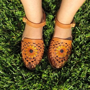 VENTA FINAL Sandalias huarache de girasol mexicano // Huarache mexicano // Sandalia mexicana // Sandalia huarache mexicana de punta cerrada // Girasol pintado a mano