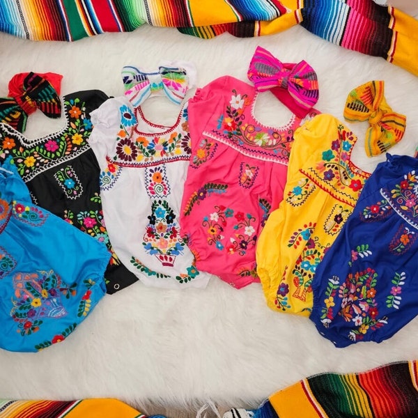 Conjunto de body y lazo mexicano bordado para bebé: body y lazo de fiesta.