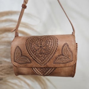 Mexican leather crossbody bag//Hand tooled purse//Hand stamped mexican bag//hippie purse/ bag//Mexican leather purse//