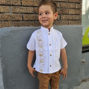 Guayaberas mexicanas para niños, Camisas para niños, Camisas mexicanas para niños, guayaberas para bebes, guayabera para niños, camisa de primera comunión // thia