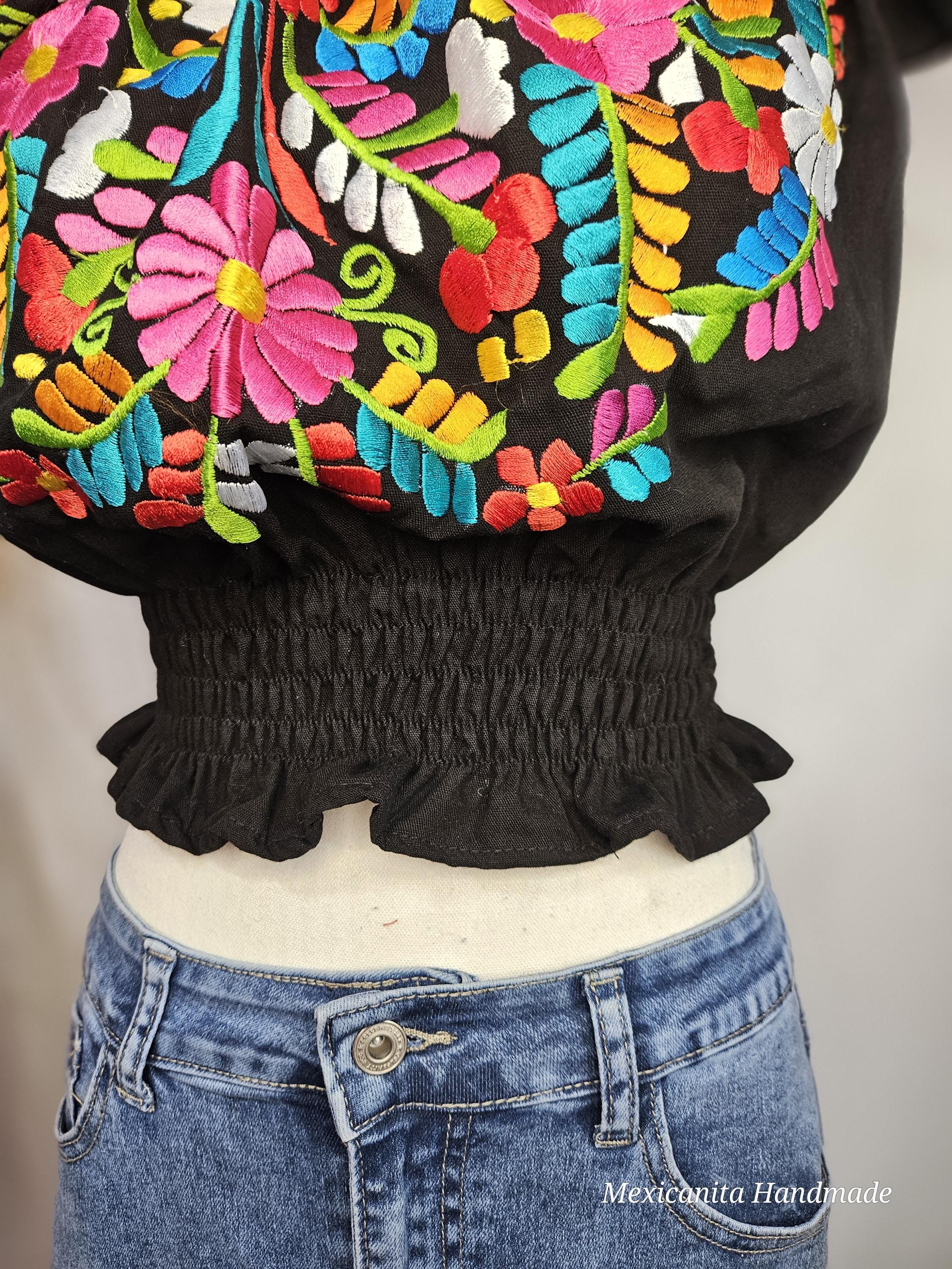 刺繍入り花柄メキシカンオフショルダーブラウス：伸縮性のあるクロップ