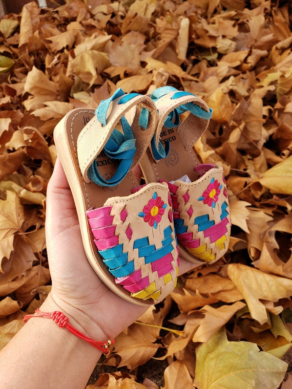Huarachito de online niña