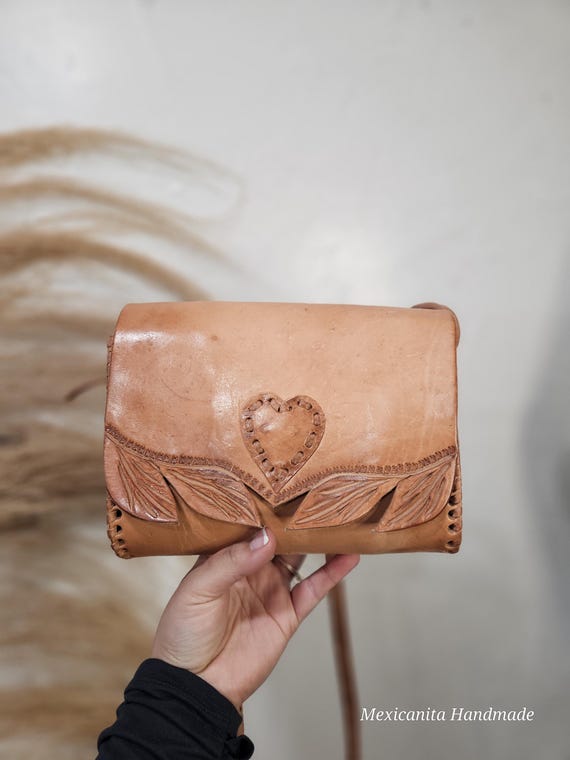 Bolso bandolera de piel labrada a mano: bolso artesanal mexicano
