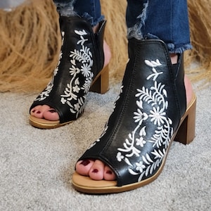 Maribel black emboridered Mexican wedges/Mexican huarache//Mexican wedge sandal//low heel//Huarache mexicano//Mexican sandal||Gift fir her