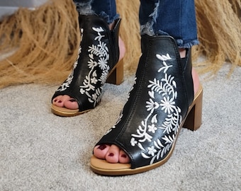 Maribel black emboridered Mexican wedges/Mexican huarache//Mexican wedge sandal//low heel//Huarache mexicano//Mexican sandal||Gift fir her