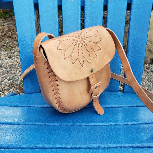 Mexican leather crossbody bag//Hand tooled purse//Hand stamped mexican bag//hippie purse/ bag//Mexican leather purse//