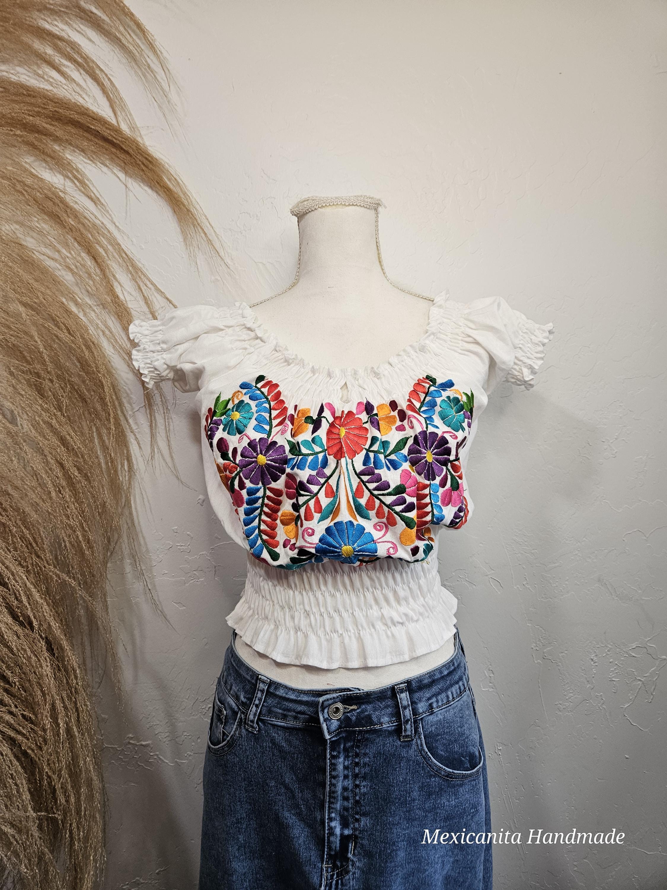 刺繍入り花柄メキシカンオフショルダーブラウス：伸縮性のあるクロップ