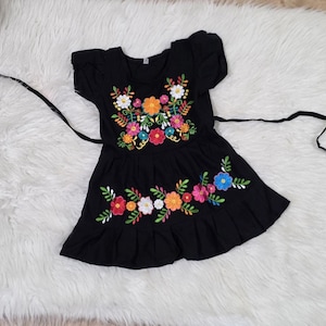Mexikanisches Kleid für Kleine Mädchen: Florales besticktes Outfit