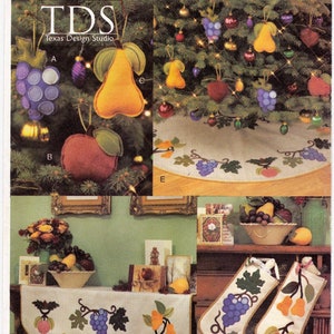 Vogue 7624 Craft Pattern 'Bountiful Christmas' ~ Tree Skirt, Stockings, Ornaments, Mantel Scarf, ©2002, UNCUT