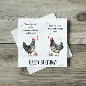 ¡Estos días todo lo que necesito son gafas, botas y Greggs! - Tarjeta de cumpleaños divertida - Tarjeta de feliz cumpleaños - Diseño único - Pollos - Granja - Animal