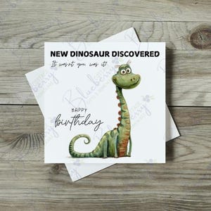 Un nouveau dinosaure a découvert que ce n'était pas vous ? Joyeux anniversaire - carte de voeux - carte de joyeux anniversaire - design unique - dinosaure en dessin animé