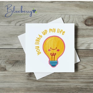 Karta You Light Up My Life. Wydruk świetnej jakości na lnianym papierze o gramaturze 300 g/m2. Walentynki, przyjaciele, ukochana osoba, świetna na wiele okazji