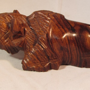 Buffalo de sculpture Ironwood au repos