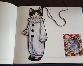 Marcapáginas con un gato y con forma de gato, gato disfrazado: Pierrot