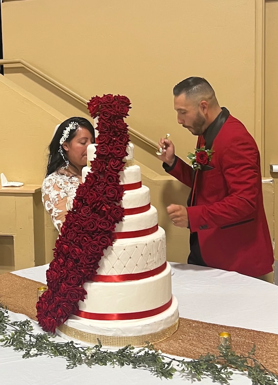 Fake wedding cake with cut out | Beachweddingtips.com