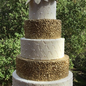 Wedding gold cake image 3
