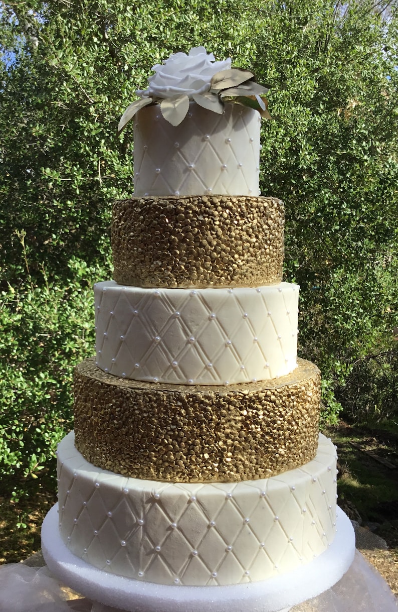 Wedding gold cake image 3