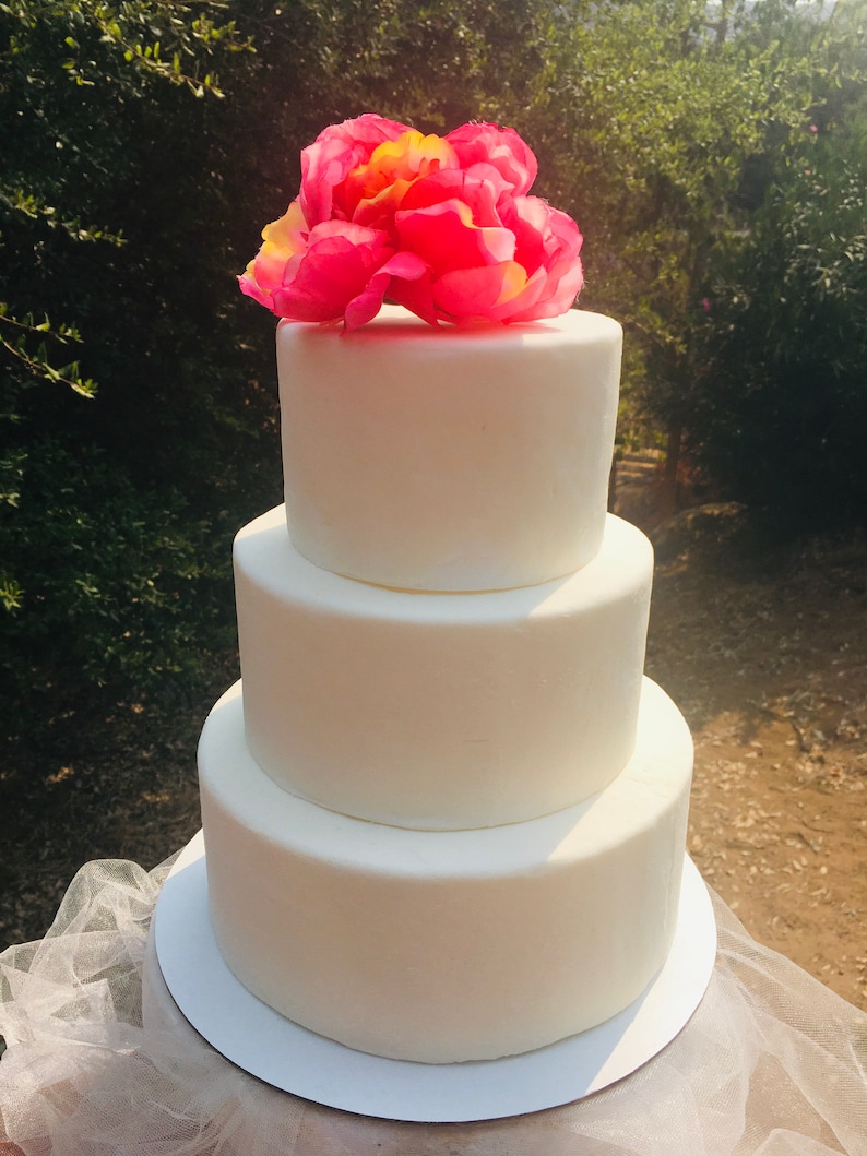 Black wedding Cake image 4