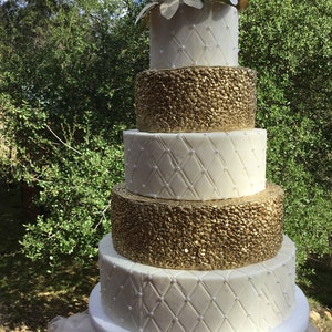 Wedding gold cake image 4