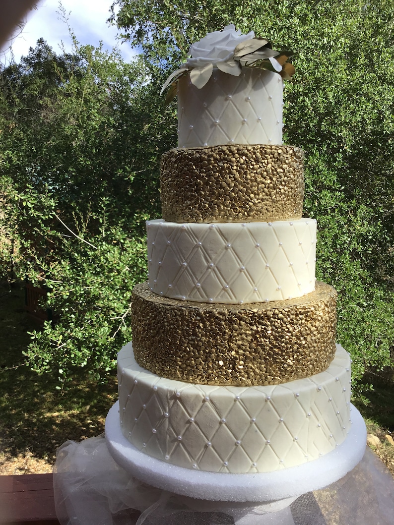 Wedding gold cake image 4