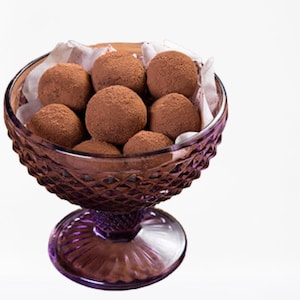 Scatola di cioccolatini al tartufo con due tartufi di cioccolato al cacao