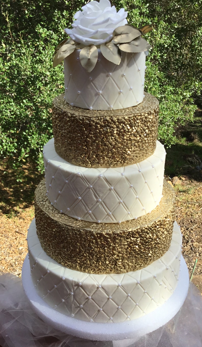 Wedding gold cake image 5