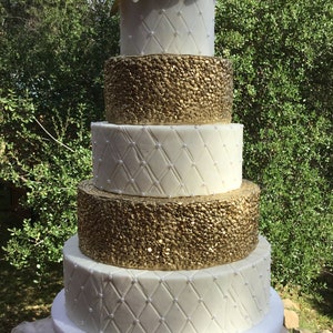 Wedding gold cake image 6