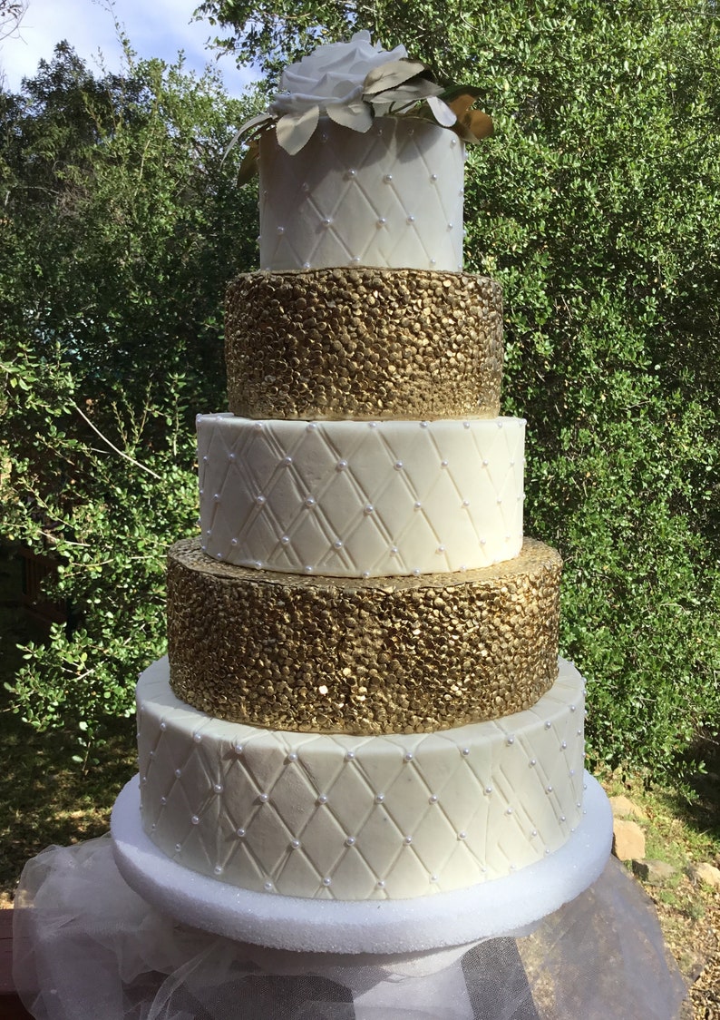 Wedding gold cake image 6