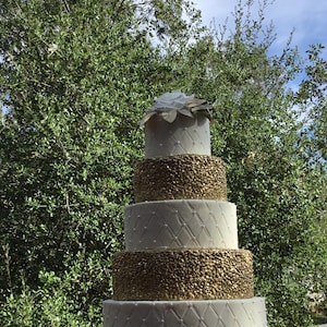 Wedding gold cake image 8