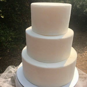Black wedding Cake image 6